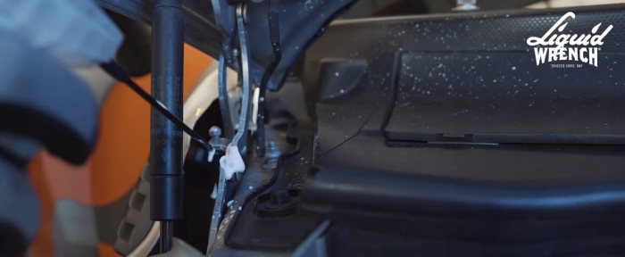 Zastosowanie Liquid Wrench do zawiasów, zamków, linek i przewodów
