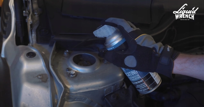 Liquid Wrench 380 ml – przykład zastosowania: rozluźnianie skorodowanych śrub